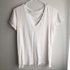 Lilly Pulitzer white v neck tee